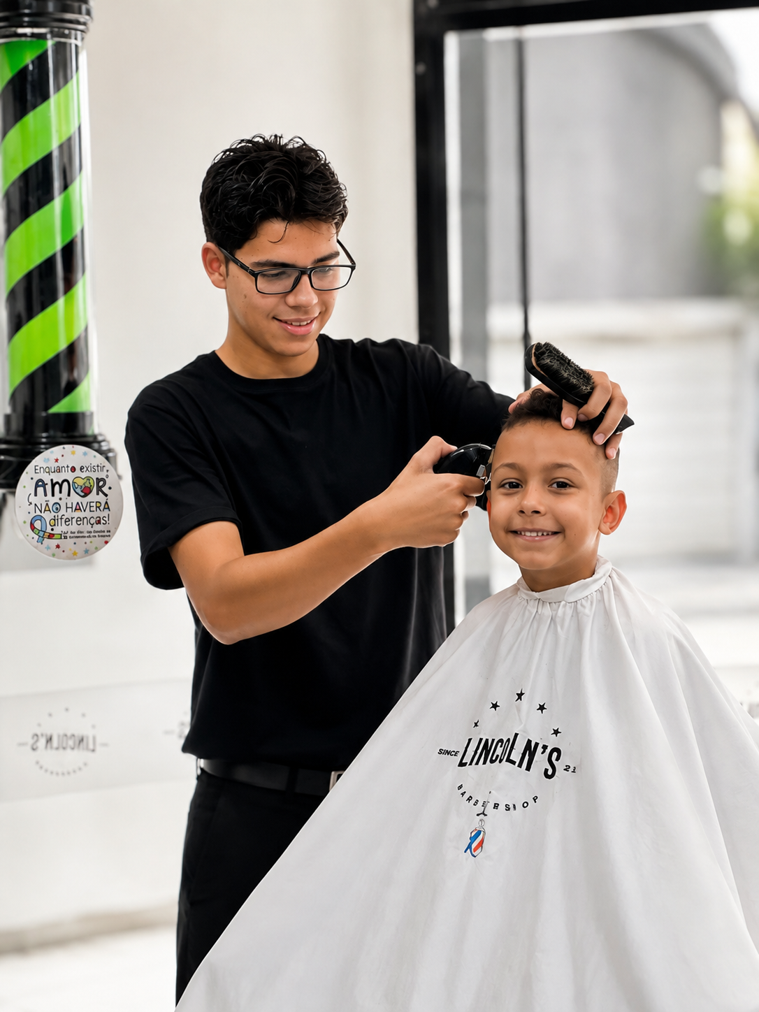 João Pedro, barbeiro da Lincoln's Barbershop