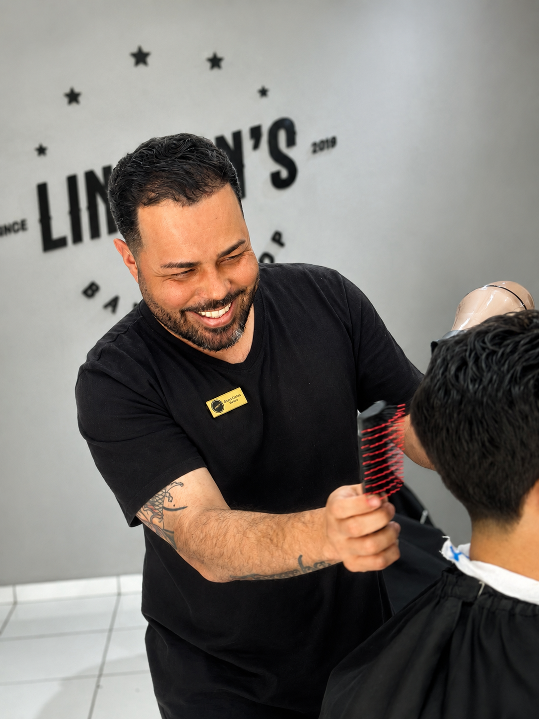 Bruno, barbeiro da Lincoln's Barbershop