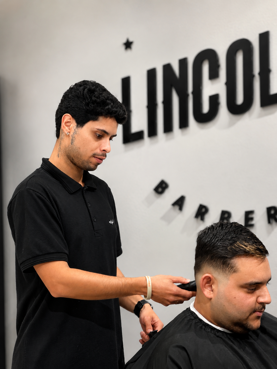João Otávio, barbeiro da Lincoln's Barbershop