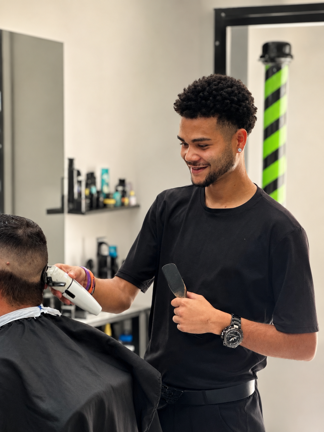 Jonathan, barbeiro da Lincoln's Barbershop
